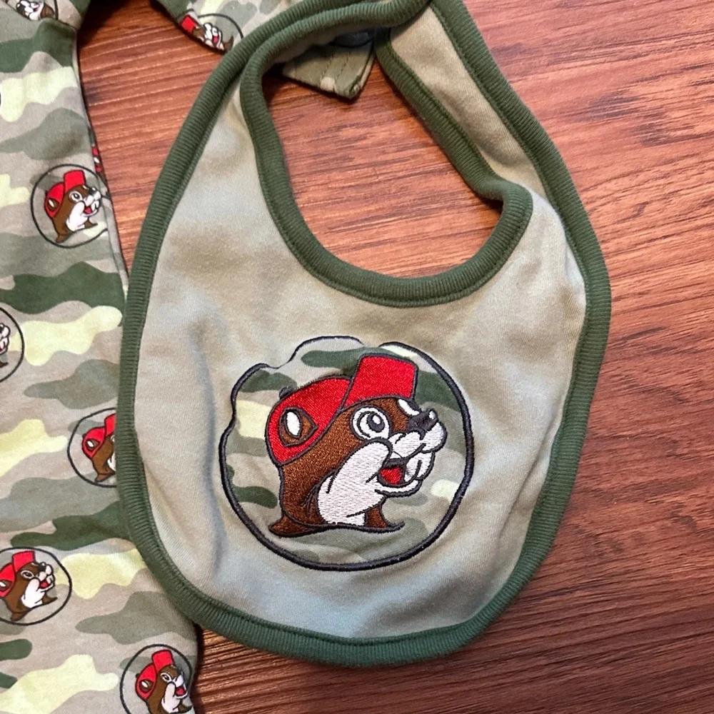 Buc-ee’s Camo Longsleeve Onesie With Bib 3 Months - Picture 3 of 6